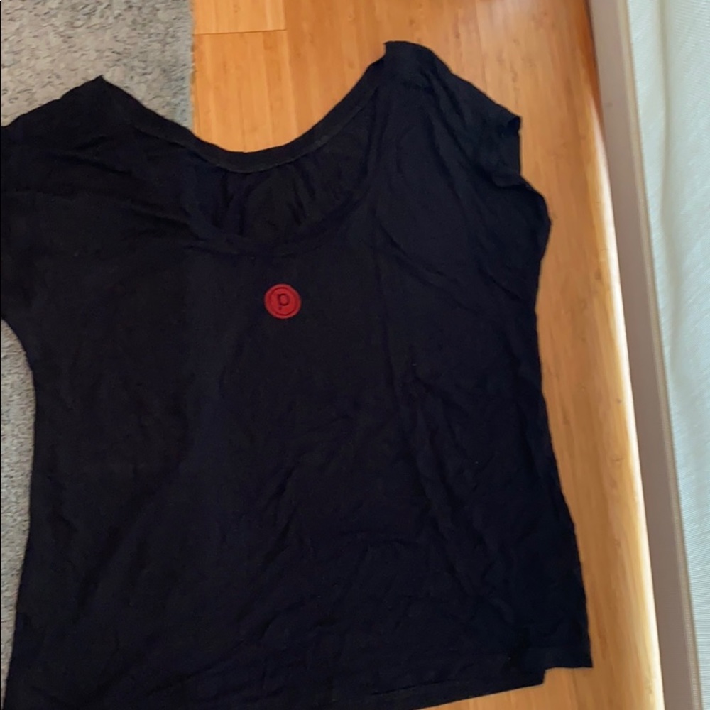 The barre scoop neck black tshirt
